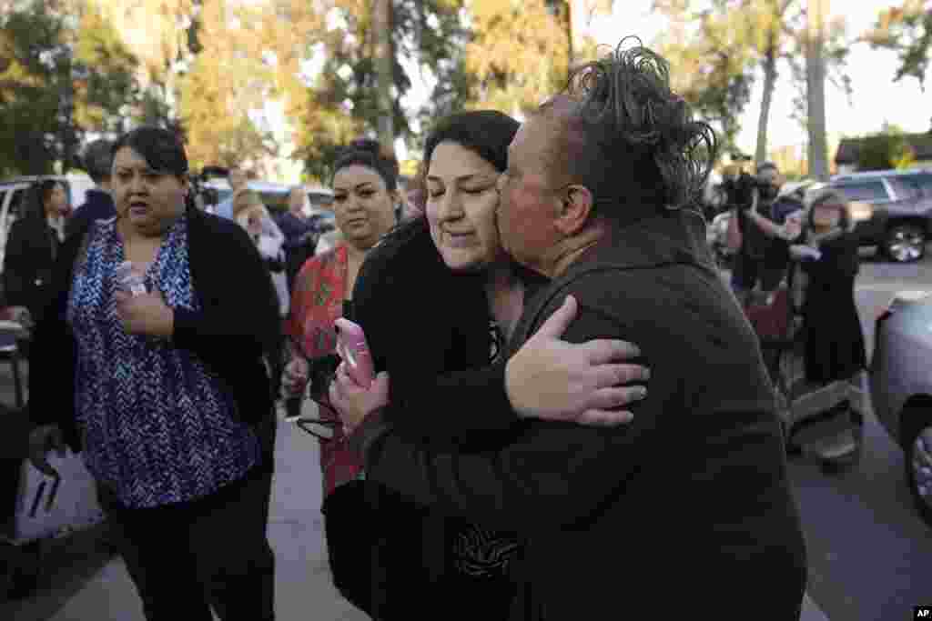 Une femme embrasse sa sœur rescapée de la fusillade qui a fait 14 morts et 21 blessés dans un centre communautaire à San Bernardino, en Californie, 2 décembre 2015. 