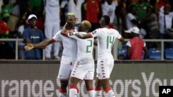 Aristide Bance du Burkina, à gauche, jubile avec sesco-équipiers après un but lors de la CAN, Gabon, 1er février 2017.
