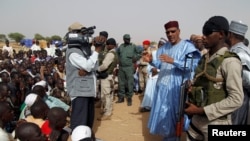 Le ministre de l'Intérieur du Niger, Mohamed Bazoum, parle à des personnes déplacées suite aux attaques des combattants de Boko Haram dans la région, dans un camp de la ville de Diffa, le 18 juin 2016.