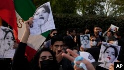 Waandamanaji wakiwa wameshikilia mabango nje ya Ubalozi wa Iran mjini London, Jumapili, Septemba 25, 2022. Wakipinga kifo cha Muirani Mahsa Amini, aliyefariki nchini Iran akiwa chini ya ulinzi wa polisi (Picha ya AP/Ruzuku ya Alastair).