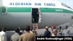 103 immigrés orpailleurs tchadien arrêtés en Algérie sont accueilli à l'aéroport international Hassan Djoumouss de NDjamena au Tchad par le ministre tchadien de la justice le 28 avril 2016.