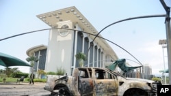 Des voitures ont été brulées à l’extérieur d'un bâtiment du gouvernement à la suite des manifestations post-électorales à Libreville, au Gabon, 1er septembre 2016. 