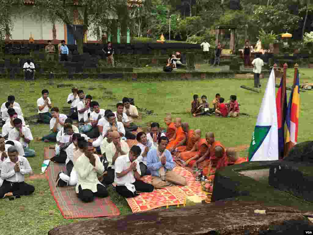 គណបក្សប្រជាធិបតេយ្យ មូលដ្ឋានបានជួបជុំគ្នាធ្វើពិធីបួងសួងបែបជំនឿសាសនានៅរសៀលថ្ងៃបិទបញ្ចប់ការឃោសនារកសំឡងឆ្នោត នៅក្នុងប្រាសាទបាគង ស្ថិតនៅក្នុងស្រុកបាគង ខេត្តសៀមរាប នៅថ្ងៃទី ២៧ ខែកក្កដា ឆ្នាំ២០១៨។ (ធីតា វីន/VOA)