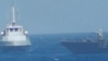 美国海军提供的视频截图画面显示，2017年7月25日一艘伊朗舰只在波斯湾危险靠近美军舰。
