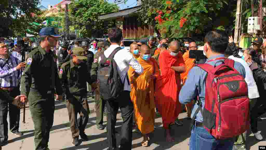 ក្រុមកងសន្តិសុខរារាំងមិនឲ្យក្រុមព្រះសង្ឃនិមន្តចូលទៅស្ថានីយប្រេងសាំងកាល់តិច ដើម្បីធ្វើពិធីតាមបែបព្រះពុទ្ធសាសនាឧទ្ធិសកុសលដល់អ្នកវិភាគនយោបាយលោក កែម ឡី ដែលត្រូវបានគេបាញ់សម្លាប់។ (ហ៊ុល រស្មី/វីអូអេ)