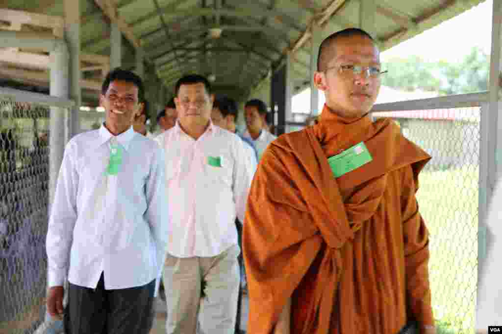 សាធារណជនចូលរួមក្នុងអង្គជំនុំជម្រះវិសាមញ្ញក្នុងតុលាការកម្ពុជា (E.C.C.C) ក្នុង សំណុំរឿង ០០២/០២ ក្នុងរាជធានីភ្នំពេញ កាលពីថ្ងៃទី០៧ ខែមិថុនា ឆ្នាំ២០១៦។ (ហ៊ាន សុជាតា/VOA) 