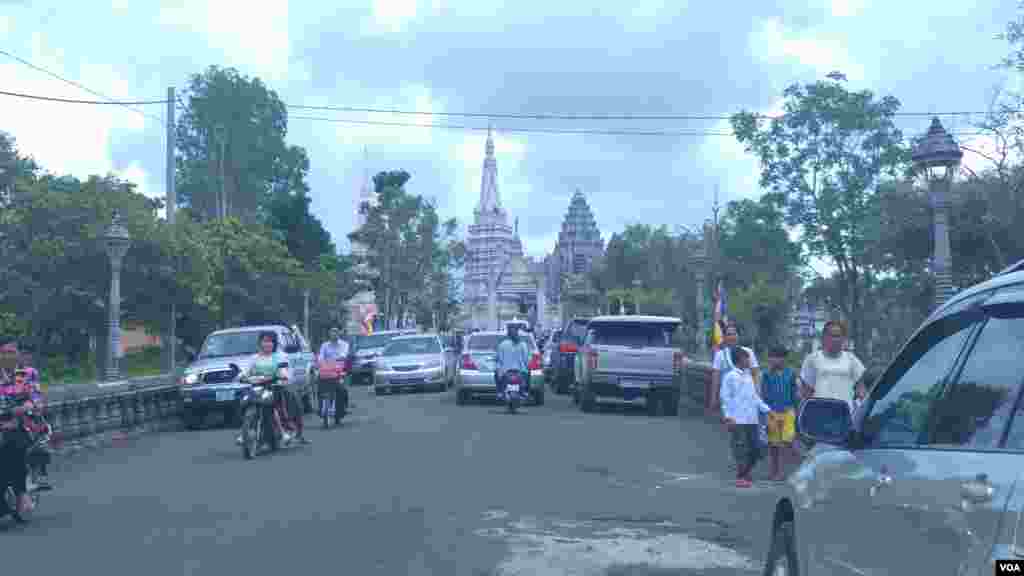 នេះជាទិដ្ឋភាពនៅមុខខ្លោងទ្វារវត្តសុវណ្ណគីរីរតនៈភ្នំប្រុស (ហៅវត្តភ្នំប្រុស) ក្នុងស្រុកកំពង់សៀម ខេត្តកំពង់ចាម នៅថ្ងៃភ្ជុំបិណ្ឌ កាលពីថ្ងៃទី០១ ខែតុលា ឆ្នាំ២០១៦។ (ប៊ុន ប៉េងហ៊ុយ/VOA)