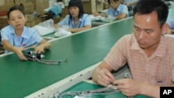 東莞一家工廠的工人在工作（資料照）