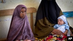 Une Somalienne fait vacciner ses enfants contre la pneumonie à Mogadiscio