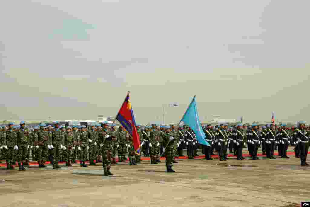 ទិដ្ឋភាពទូទៅនៃពិធីជូនដំណើរដល់កងកម្លាំងមួកខៀវកម្ពុជាចំនួន ៤២៨នាក់ ដែលនឹងចេញដំណើរទៅចូលរួមបេសកកម្មរក្សាសន្តិភាពក្នុងប្រទេសម៉ាលី និងប្រទេសស៊ូដង់ខាងត្បូង នាមូលដ្ឋានទ័ពអាកាសពោធិ៍ចិនតុង រាជធានីភ្នំពេញ ថ្ងៃទី៣ ខែឧសភា ឆ្នាំ២០១៨។ (អូន ឆេងប៉រ/VOA) 