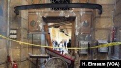 Les restes de l'explosion à l'intérieur de l'église "Botrosia" à Abbassya, au Caire, Egypte, 11 décembre 2016.