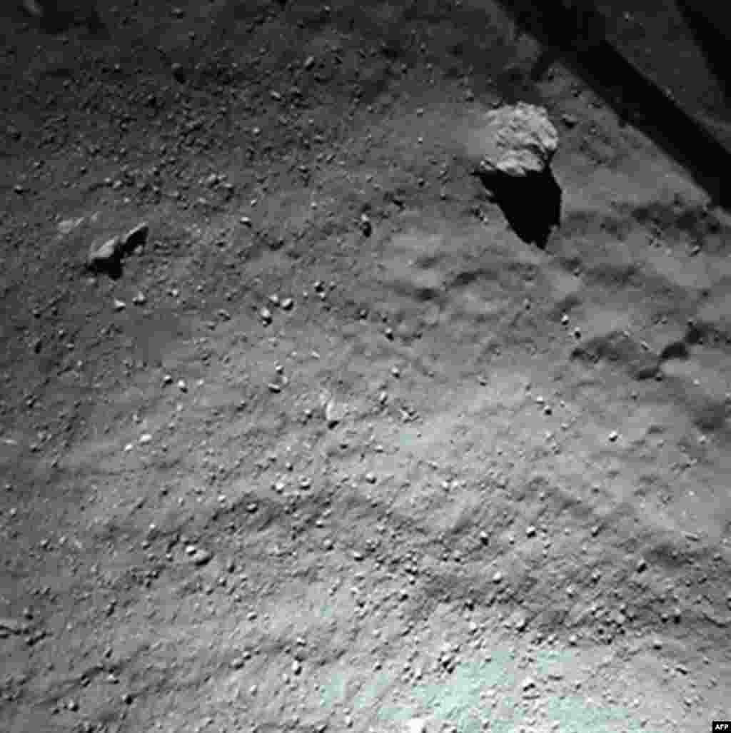 Une photo de document publiée le 13 Novembre 2014 par l'Agence spatiale européenne, et pris par l'instrument Rosetta Lander système d'imagerie, montre la surface de la comète 67P / Churyumov-Gerasimenko pendant la descente de Philae, à une distance d'environ 40 mètres au-dessus de la surface. (Courtoisie: Agence spatiale européenne)
