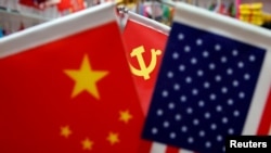 浙江省一個商場裡展示的美國國旗、中國國旗和中共黨旗。（資料圖片）