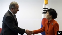 16일 한국 서울에서 미국 정부 대표단을 이끄는 커트 커트 캠벨 미 국무부 차관보(왼쪽)와 접견한 박근혜 한국 대통령 당선인. 