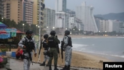 Watu wakuwa kwenye mji wa Acapulco, Mexico Jumanne, kabla ya kumbunga Otis kuwasili Jumatano
