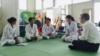 미국 구호단체 ‘이그니스 커뮤니티(IGNIS Community)’ 관계자가 평양에서 북한 의료진과 대화하고 있다. 사진 제공: 이그니스 커뮤니티.