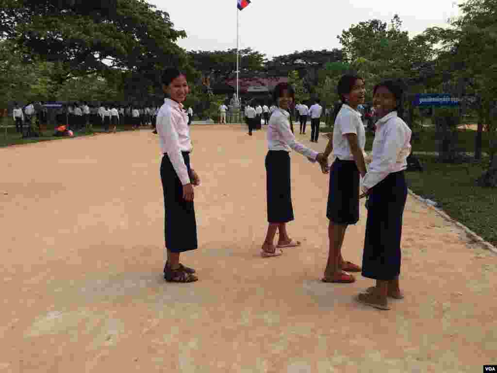 សិស្សស្រីនៅវិទ្យាល័យហ៊ុន សែនប្រាសាទបាគង ដែលលោកស្រី Michelle Obama បានទៅធ្វើទស្សនកិច្ចនៅថ្ងៃសៅរ៍ ទី២១ ខែមីនា ឆ្នាំ២០១៥ ក្នុងខេត្តសៀមរាប នៃប្រទេសកម្ពុជា។