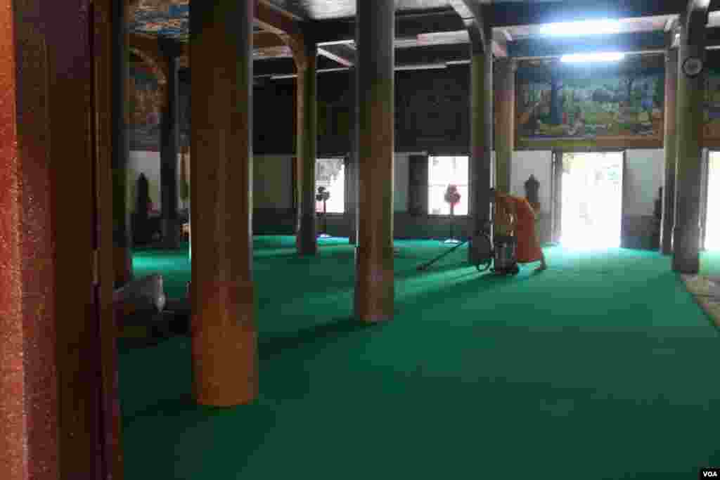 ព្រះសង្ឃនិងអ្នកស្នាក់អាស្រ័យនៅវត្តលង្កាព្រះកុសុមារាម (ហៅវត្តលង្កា) កំពុងរៀបចំនិងបោសសម្អាតបរិវេណវត្ត សាលាឆាន់ និងព្រះវិហារ ដើម្បីទទួលប្រជាពលរដ្ឋដែលកាន់ព្រះពុទ្ធសាសនាក្នុងឱកាសពិធីបុណ្យភ្ជុំបិណ្ឌ ចាប់ពីថ្ងៃស្អែក ទី២៨ ខែកញ្ញាតទៅ។ (ស៊ូ ពិសែន/VOA)