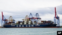 រូប​ឯកសារ៖ នាវា CMA CGM Symi កំពុង​ចត​​នៅ​កំពង់ផែ​ក្រុង Valencia ប្រទេស​អេស៉្បាញ ថ្ងៃទី ២២ ខែតុលា ឆ្នាំ២០២៣។