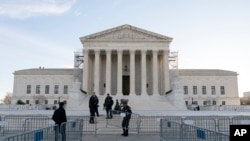 У четвер, 8 лютого 2024 року, Верховний суд США розгляне історичну справу, яка може вирішити, чи може Дональд Трамп не мати права брати участь у президентських виборах 2024 року відповідно до розділу 3 14-ї поправки до конституції США. (Фото: AP/Хосе Луїс Магана)