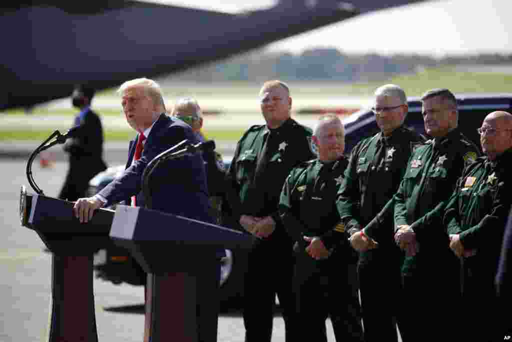 លោកប្រធានាធិបតី Donald Trump ថ្លែងនៅក្នុងអំឡុងពេលធ្វើយុទ្ធនាការមួយ ជាមួយមន្រ្តីប៉ូលិសនៅទីក្រុង Tampa រដ្ឋFlorida នៅថ្ងៃសុក្រ ទី៣១ ខែកក្កដា ឆ្នាំ២០២០។ (AP)