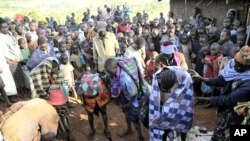 Rassemblement autour d'un groupe d'adolescentes de la tribu Sebeï, en Ouganda, juste après leur excision à Bukwa, au Nord-Est de Kampala (archives 2008)