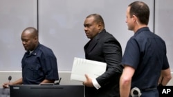 Jean-Pierre Bemba entre dans la salle d'audience de la Cour pénale internationale à La Haye, Pays-Bas, le 21 mars 2016.