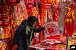 一名女子在北京一家商店購買春節年貨。 （2025年1月27日）