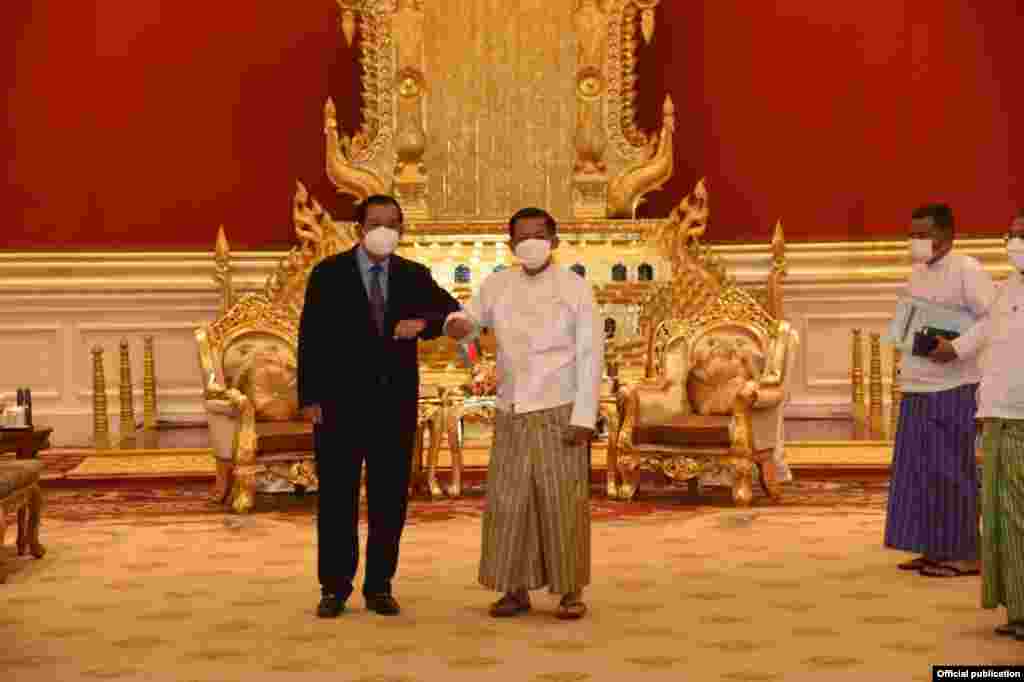 លោកឧត្តមសេនីយ មីន អ៊ុងឡាំង (Min Aung Hlaing) ទទួលស្វាគមន៍លោក ហ៊ុន សែន ដែលជានាយករដ្ឋមន្ត្រីកម្ពុជា និងជាប្រធានអាស៊ាន នៅរដ្ឋធានីណៃពិដោ ប្រទេសមីយ៉ាន់ម៉ា កាលពីថ្ងៃទី៧ ខែមករា ឆ្នាំ២០២២។