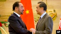 2016年1月26日阿富汗外長拉巴尼（左）和中國外交部部長王毅握手。
