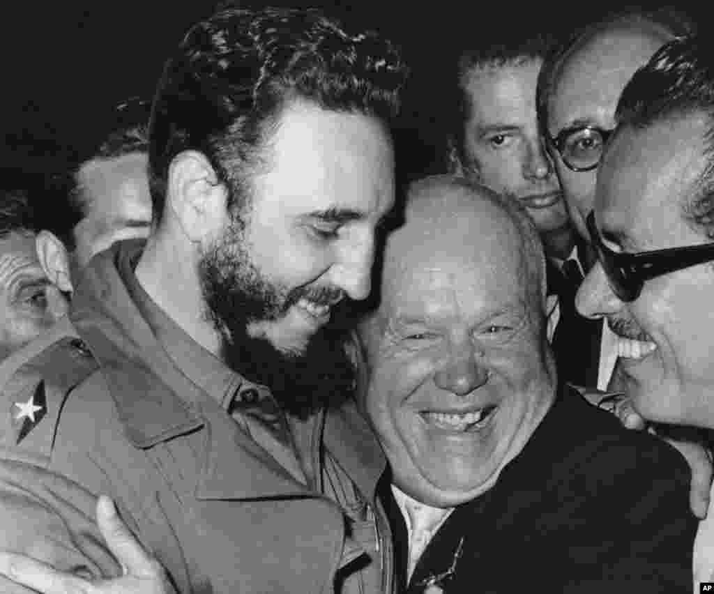 Le leader cubain Fidel Castro, à gauche, et son homologue et allié soviétique Nikita Khrouchtchev s’embrassent au siège des Nations Unies, 20 septembre 1960.
