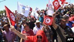 Des membres des forces de la sécurité manifestent à l'extérieur du Parlement à Tunis, le 6 juillet 2017.