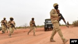 Des soldats burkinabè lors d'un entraînement avec des instructeurs de l'armée autrichienne, près de Ouagadougo au Burkina Faso, le 13 avril 2018.