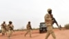 Des soldats burkinabés lors d'un entraînement avec des instructeurs de l'armée autrichienne, près d'Ouagadougo au Burkina Faso, le 13 avril 2018.