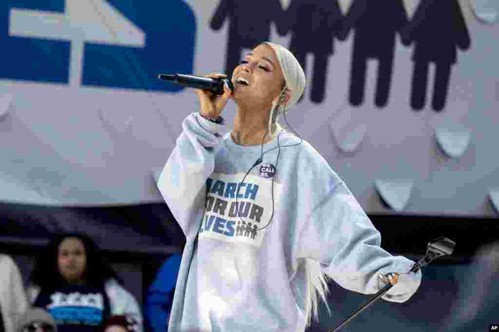 Ariana Grande se produit lors du rassemblement «March for Our Lives» en faveur du contrôle des armes à feu à Washington, le 24 mars 2018.