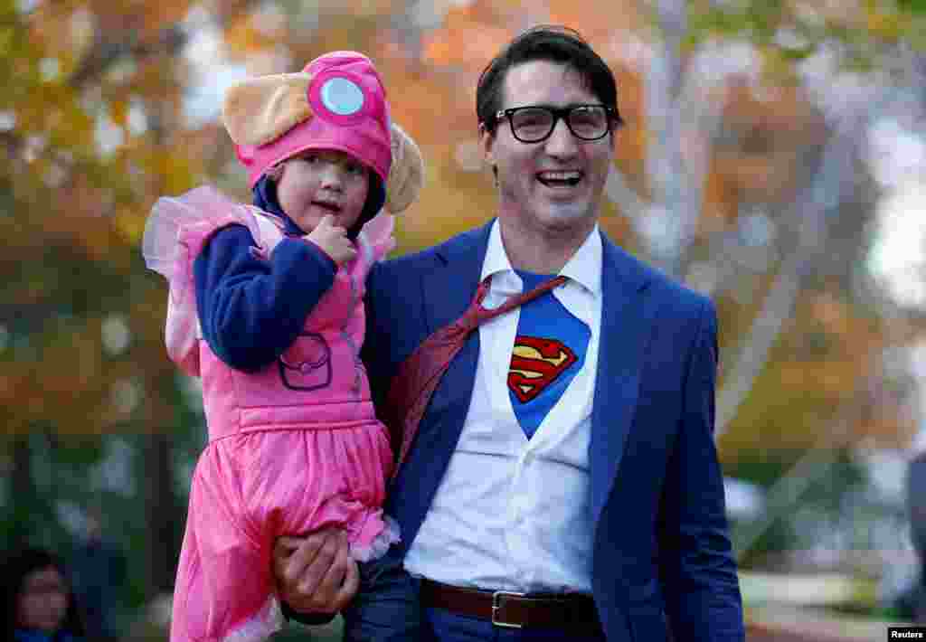 加拿大的帅哥总理贾斯汀·特鲁多(Justin Trudeau)在加拿大安大略省渥太华参加万圣节庆祝活动时抱着他的儿子Hadrien(2017年10月31日)。