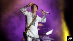 Prince joue en tête d'affiche le deuxième jour du Festival Coachella à Indio, en Californie, le 26 avril 2008.