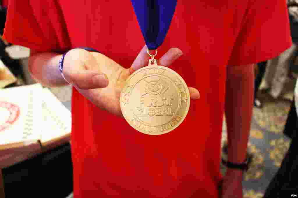 មេដាយមាស ដែលក្រុមអឺរ៉ុប (Team Europe) បានឈ្នះ បន្ទាប់ពីការបញ្ចប់ជាស្ថាពរ ការប្រកួតបញ្ជាមនុស្សយន្តអន្តរជាតិ First Global Challenge នៅសាលសម្តែងសិល្បៈ DAR Constitution Hall ក្នុងរដ្ឋធានីវ៉ាស៊ីនតោន កាលពីថ្ងៃអង្គារ ទី១៨ ខែកក្កដា ឆ្នាំ២០១៧។ (ណឹម សុភ័ក្រ្តបញ្ញា/VOA)