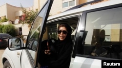  Azza Al Shmasani tana fita daga motarta 