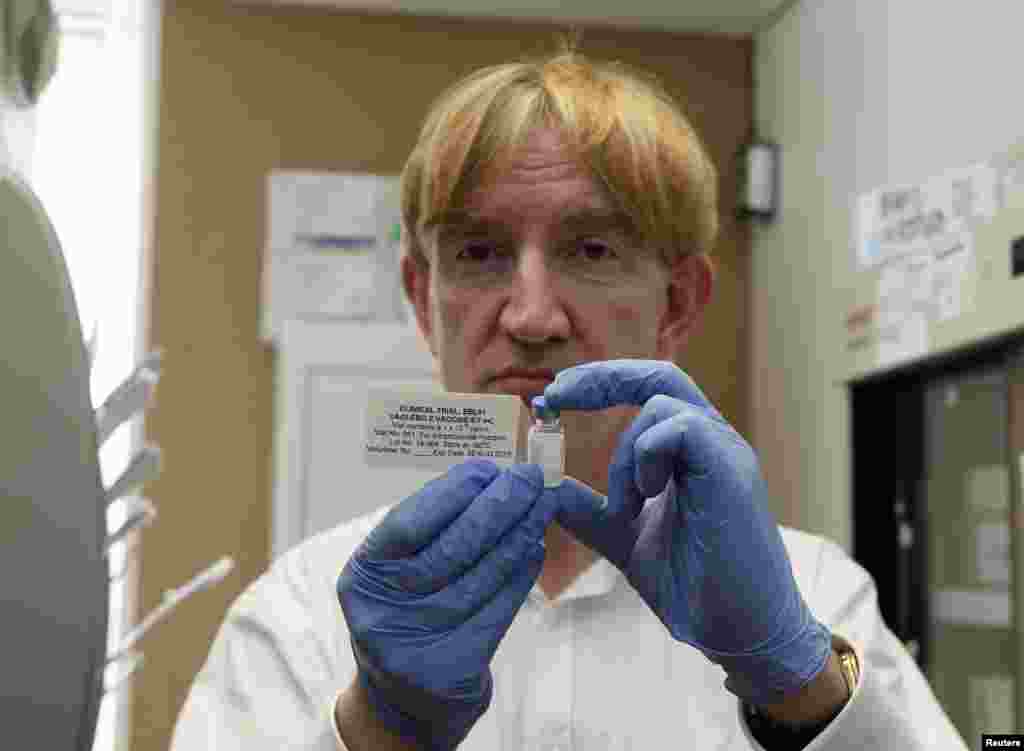 Le prof. Adrian Hill, directeur de l'Institut Jenner et chercheur en chef des essais, tient une fiole contenant le vaccin à virus d'Ebola au Centre Oxford Group, en Angleterre, le 17 septembre 2014. REUTERS / Steve Parsons / Pool