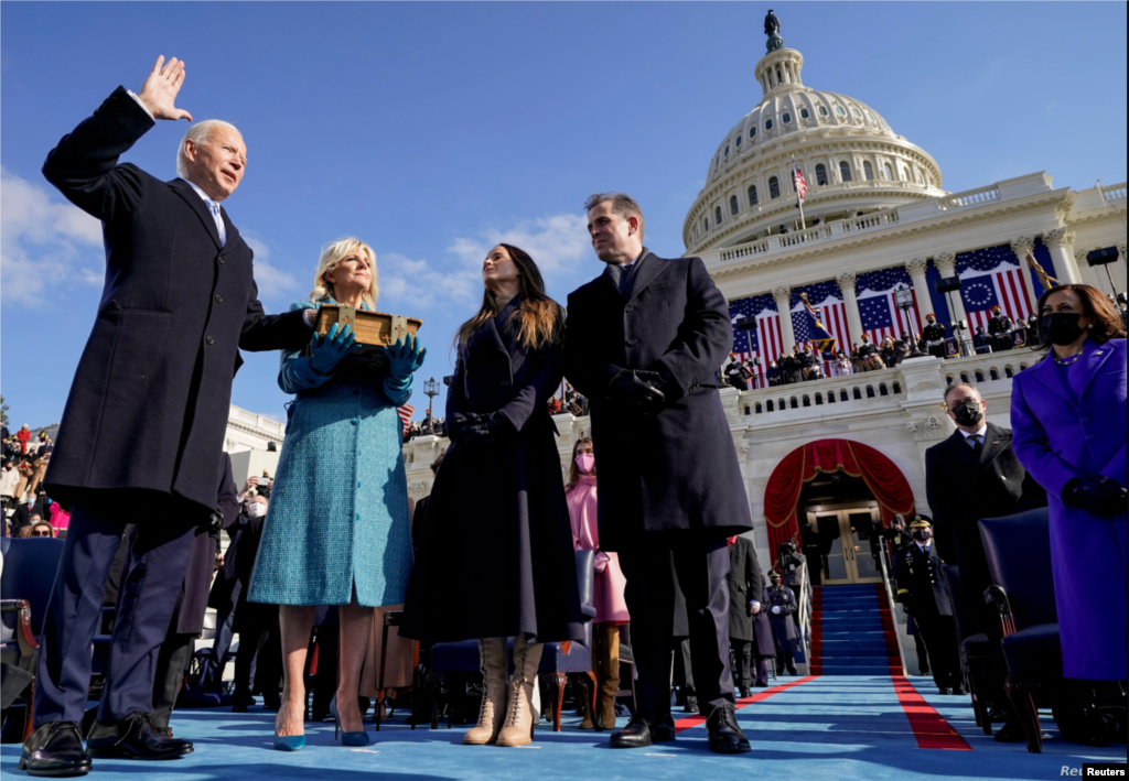 Joe Biden akiapa kuwa rais wa 46th wa Marekani mbele ya Jaji Mkuu John Roberts huku mkewe Jill Biden akishikilia Bibilia nje ya Jengo la Bunge la Marekani. 