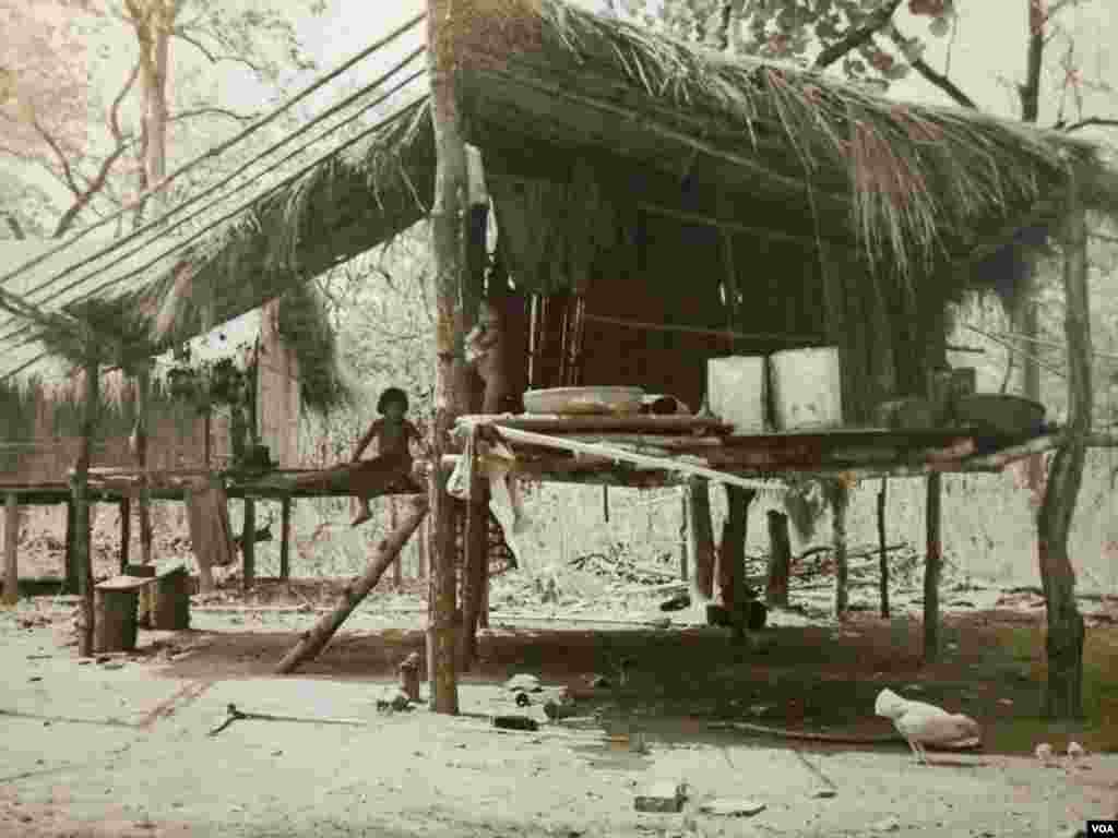 រូបថតថតដោយលោក Michael Vickery ដែលត្រូវបានដាក់បង្ហាញនៅក្នុងពិពរណ៌រូបថតនៅមជ្ឈមណ្ឌលបុប្ផាណា កាលពីថ្ងៃព្រហស្បតិ៍ ទី១១ ខែតុលា ឆ្នាំ២០១៨។ (ណឹម សុភ័ក្រ្តបញ្ញា/VOA)