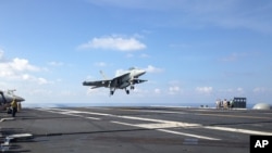 2016年4月15日，一架FA-18戰機在美國航母約翰.C.斯坦尼斯號起飛，美國國防部長卡特星期五在其亞洲之行期間視察了這艘在南中國海游弋的航母。