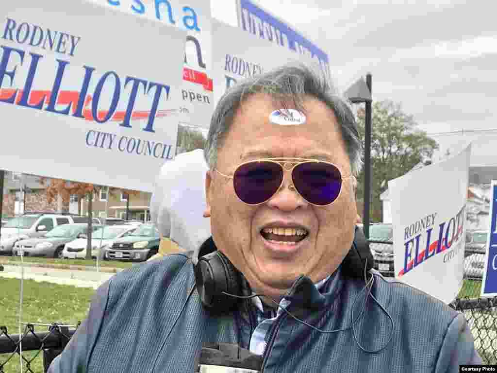 លោក Pen Pere ពលរដ្ឋខ្មែរអាមេរិកាំងម្នាក់ នៅទីក្រុងឡូវែល បានបង្ហាញស្លាកដែលបានបោះឆ្នោតហើយ (I Voted) នៅលើថ្ងាសរបស់លោក ក្រោយពេលដែលលោកបានបោះឆ្នោតរួចហើយ កាលពីថ្ងៃអង្គារ ទី៧ ខែវិច្ឆិកា ឆ្នាំ២០១៧។ (រូបថតផ្តល់ឲ្យដោយ Sidney Liang)