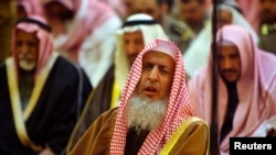 Cheikh Abdul Aziz Al-Asheikh, grand mufti du royaume, prie pendant les funérailles de la femme saoudienne et sa fille qui ont été tués au Tchad, à la Grande Mosquée à Riyad 6 Février 2008.