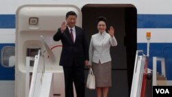 中國國家主席習近平攜夫人彭麗媛抵達香港機場（2017年6月29日）