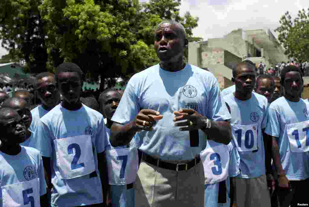Carl Lewis a remporté dix médailles olympiques, dont neuf en or, ainsi que dix médailles aux championnats du monde d'athlétisme, dont huit en or.