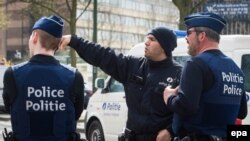 La police belge effectue une perquisition à Etterbeek, Bruxelles, Belgique, le 9 avril 2016. (epa/ Stéphanie Lecocq)