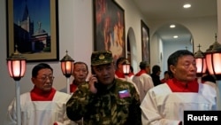 中國天主教徒2018年12月24日在上海的聖誕節前夕參加教堂彌撒，穿迷彩服者為保安人員。
