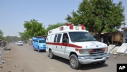 Une ambulance et un véhicule de la sécurité arrivent au lieu d'un attentat à Maiduguri, Nigeria (Archives, AP Photo/Jossy Ola)
